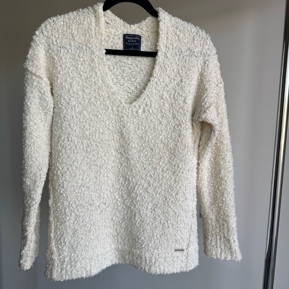Abercrombie & Fitch Cream Boucle V-Neck Sweater Size Small - Picture 2 of 5